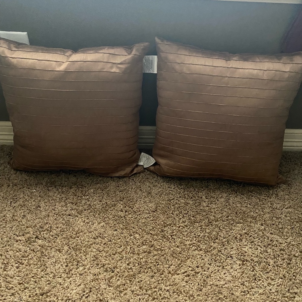 Set of 2 gold pillows